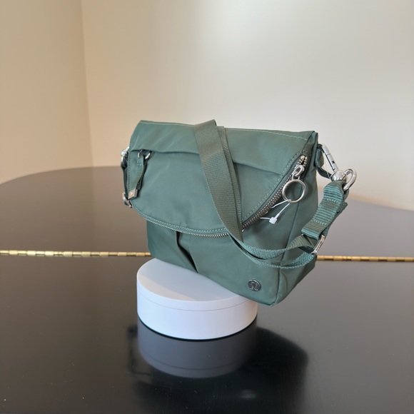 NWT Athleisure Vacation Minimalist Lululemon All Night Festival Bag 5L - Picture 17 of 17